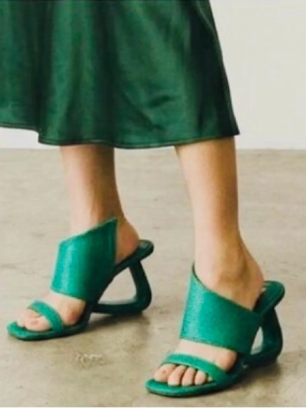 New! Gianni Bini Plumlee Asymmetrical Raffia Architectural Wedge Sandals in gree